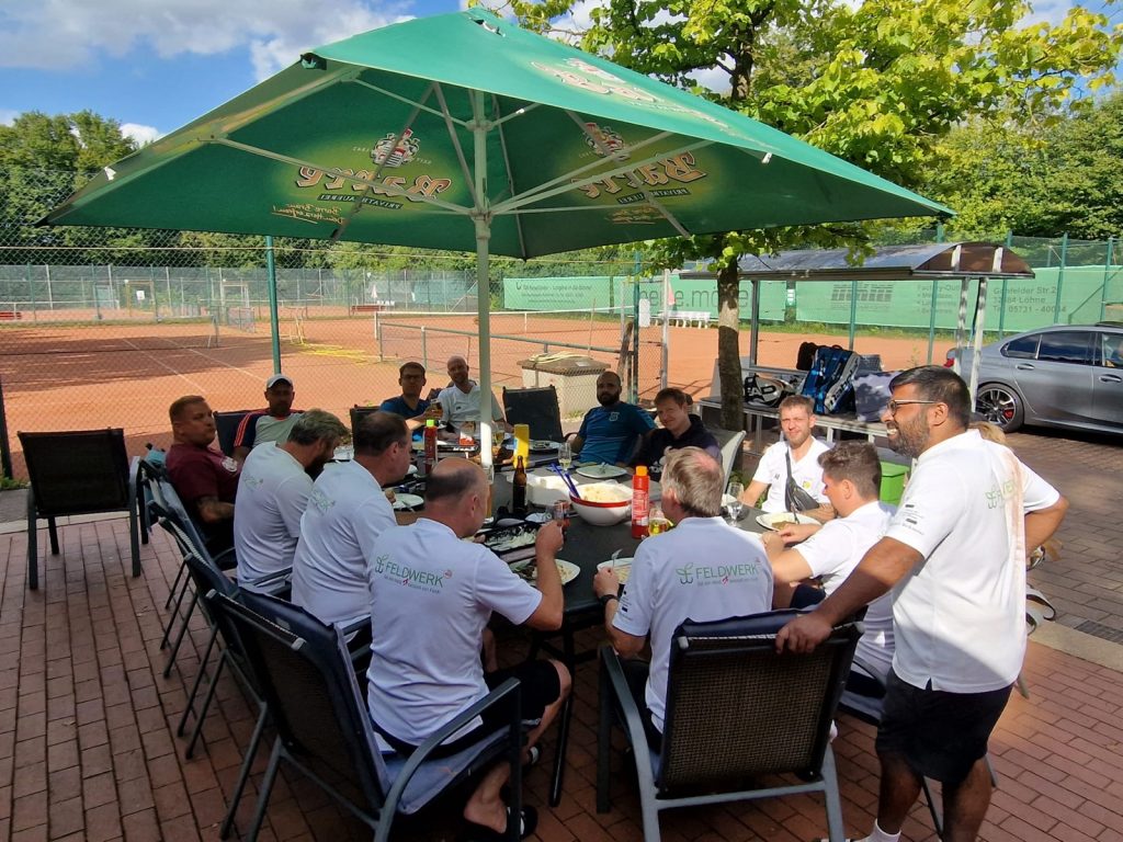 Mitglieder des TSC Oberbecksen-Bad Oeynhausen e.V. auf der Tennisanlage